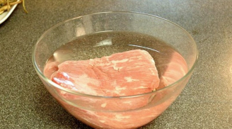Đầu bếp tiết lộ: Ngâm thịt vào một bát nước muối loãng rồi chiên rán là thịt thơm ngon gấp bội phần