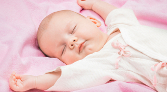 Vì sao trẻ sơ sinh ngủ lúc nào cũng đưa tay lên khỏi đầu?