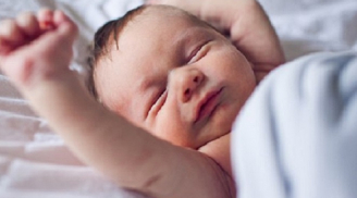 Vì sao trẻ sơ sinh thường xuyên vặn mình, rướn người khi ngủ?