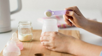 Pha sữa bằng nước rau ngót, mẹ trẻ khiến con sơ sinh ngộ độc: 3 sai lầm cần tránh khi pha sữa cho trẻ
