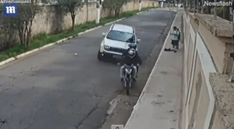 Tài xế ô tô bẻ lái lao vào 2 người đi xe máy, biết nguyên do ai cũng gọi ‘anh hùng’
