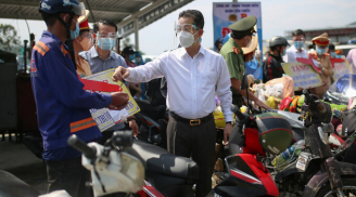 CSGT Đà Nẵng tặng xe máy mới cho người dân về quê