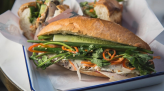 Khi bánh mì Việt ‘du lịch’ sang trời Tây, khách nước ngoài xếp hàng dài để được ăn