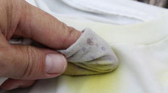 9 mẹo giặt sạch những vết bẩn cứng đầu trên quần áo mà không làm bạc màu