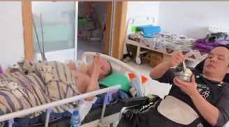 Con trai bại liệt chăm cha già 62 tuổi nằm bất động tại giường
