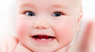 Dấu hiệu cho thấy trẻ đang nhú mọc răng sữa