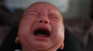 Tại sao trẻ sơ sinh thường quấy khóc về đêm?