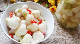 2 cách muối hành củ giòn ngon, không nổi váng ăn chống ngấy ngày Tết