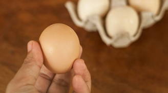 Mua trứng gà đừng tham mà chọn quả to, đây mới là quả trứng tươi ngon lại 'sạch' nhất