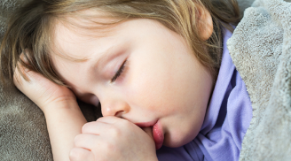 Trẻ có 3 thói quen xấu trước khi ngủ, mẹ cứ 'nhắm mắt' cho qua sẽ khiến con bị giảm phát triển chiều cao