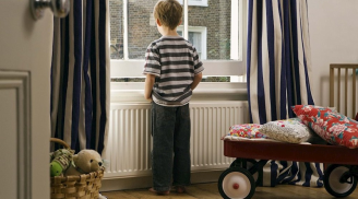 Mẹ đi làm khóa trái cửa để con một mình, lúc về câu đầu tiên bé nói khiến ai nghe cũng rơi nước mắt