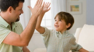 Bố mẹ nên khen con như thế nào để trẻ không kiêu ngạo?