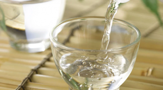 Rửa ly thủy tinh chỉ dùng nước là sai: Dùng một nắm gạo theo cách này mới đảm bảo an toàn