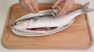 Rửa cá chỉ cần đúng một chén rượu, đảm bảo thịt thơm ngon hết sạch mùi tanh