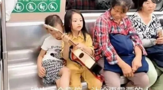Nhìn cách 2 em nhỏ ngồi trên tàu điện, ai cũng thán phục cách giáo dục của cha mẹ