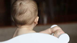 Có phải trẻ sơ sinh tóc dày 'khỏe' hơn trẻ tóc thưa thớt? Chuyên gia giải thích