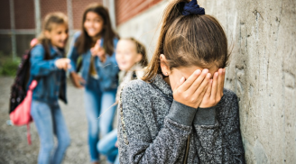 Con đến trường bị bắt nạt, cha mẹ nên làm gì?