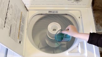 Lồng máy giặt có bụi bẩn, nấm mốc chỉ cần thả thứ này vào là sạch
