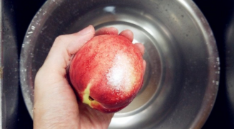 Đào mua về nhiều lông ăn ngứa họng thì làm theo cách này vừa sạch hết lông lại giòn ngon gấp đôi