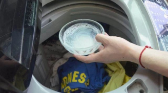 Khi giặt quần áo, đừng bỏ mỗi bột giặt, thêm 2 thứ này đảm bảo quần áo sạch tinh tươm