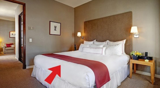 Vì sao trong khách sạn luôn đặt 1 tâm chăn trải ngang giường: Lý do quan trọng nhiều người không biết mà sử dụng