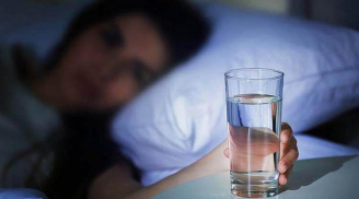 Có nên uống nước trước khi đi ngủ hay không?