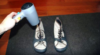 Vừa giặt giày thì trời mưa, đây là cách để làm khô giày nhanh chóng