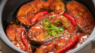 Kho cá dừng đổ nước lã vào nồi: Đây mới là thứ giúp cá nhừ xương mà vẫn chắc thịt