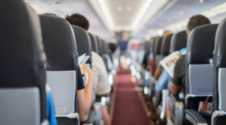 Tiếp viên hàng không tiết lộ lí do vì sao không nên cởi giày hoặc đi chân trần khi đi máy bay