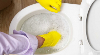 Tiện tay dùng bột giặt để cọ bồn cầu có nên không? Câu trả lời khiến nhiều người bất ngờ