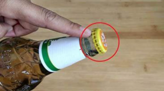 Nắp chai bia có 1 điểm nhỏ: Cứ nhắm vào đó mở dễ dàng, chẳng cần dùng tới dụng cụ phức tạp