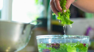 Đừng rửa rau với nước muối nữa: Dùng thứ này giúp loại bỏ 'sạch bách' chất độc, rất an toàn