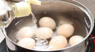 Thả thứ này vào luộc trứng: Trứng bùi ngậy dễ bóc vỏ hơn nhiều