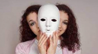 Các cụ dạy: '5 đặc điểm dễ thấy ở người sống giả tạo, hai mặt', thân mấy cũng nên cắt đứt quan hệ