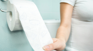 Phụ nữ có nên lau 'vùng kín' bằng giấy sau khi đi tiểu hay không?