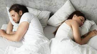 Vì sao vợ chồng cứ đến khoảng 50 tuổi là tách ra ngủ riêng? Xem lí giải sẽ hiểu ngay ngọn ngành