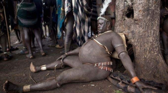 Bộ tộc kỳ lạ ở châu Phi: Đàn ông được vỗ béo, vòng bụng càng to càng được tôn trọng