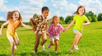 3 khác biệt giữa trẻ thường xuyên đi chơi và trẻ ở nhà nhiều