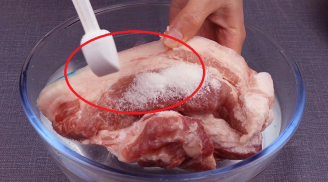 Thịt lấy từ ngăn đá đông cứng như gạch, đừng vội ngâm ngay vào nước lã, cho một giọt này vào là mềm ngay
