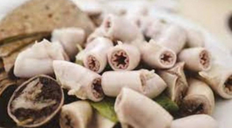 Luộc lòng xong đừng vội thái ngay, làm thêm bước nhỏ này lòng trắng tinh, giòn sần sật, ăn rất ngon