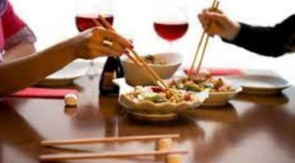 Cổ nhân dặn: Người có 4 thói quen này trên bàn ăn tuyệt đối tránh càng xa càng tốt, kết giao dễ lụi bại