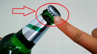 Nắp chai bia có một điểm nhỏ, nhắm đúng vào đó mà mở, không cần dụng cụ phức tạp
