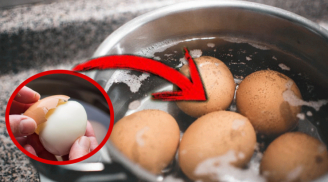 Đầu bếp nói: Luộc trứng toàn bị nứt vỏ, khó bóc lại không ngon chỉ vì thiếu đúng 1 bước