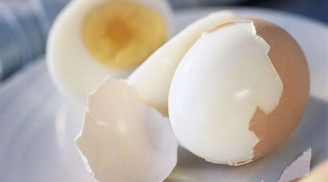 Luộc trứng chỉ thả nước lạnh không đủ: Bỏ thêm thứ gia vị này vào trứng dễ bóc vỏ, ăn ngon hẳn