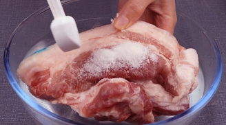 Thịt đông trong tủ lạnh bị túi nilong dính chặt vào: Đây là cách rã đông nhanh nhất