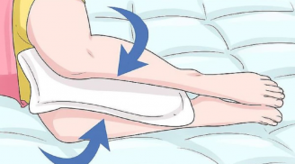 Vì sao phụ nữ thích kẹp chăn, gối giữa hai chân khi ngủ?