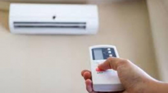 Điều khiển điều hòa có 1 nút nhỏ: Biết dùng đúng không chỉ tiết kiệm điện mà còn nhiều lợi ích đặc biệt