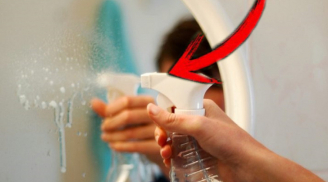 Pha muối trắng xịt vào gương nhà tắm: Mẹo hay đừng bỏ phí