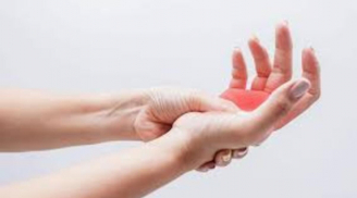 Thường xuyên tê bì chân tay là dấu hiệu của bệnh gì?