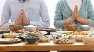 Trên bàn ăn nhìn đúng điểm này biết ngay kẻ tiểu nhân hay quân tử: Người thông minh tinh ý nhận ra ngay